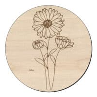 Houten bloem cirkel met aster 1 Houten bloem cirkel met aster Het Perfecte Cadeau-idee: Onze Houten Bloem Cirkel met Aster viert de betoverende schoonheid van asters, verrijkt met een persoonlijke en betekenisvolle touch. Asters symboliseren tederheid en delicaatheid, en dit kunstwerk wordt nog specialer door de mogelijkheid om het te personaliseren met een naam. Belangrijkste Kenmerken: Handgemaakt met Zorg: Elke houten cirkel is met de hand vervaardigd, met oog voor detail en precisie. Unieke Personalisatie: Voeg de naam van een geliefde toe voor een persoonlijke touch die dit stuk echt bijzonder maakt. Natuurlijke Pracht:* De cirkel brengt de verfijnde pracht van asters tot leven, waardoor een stukje natuur je interieur siert. Tijdloos Design:* Dit tijdloze ontwerp past naadloos bij verschillende interieurstijlen, van klassiek tot modern. Toepassingen: Wanddecoratie: Hang de houten cirkel op als prachtige wanddecoratie, en voeg een vleugje natuurlijke elegantie toe aan je huis. Gepersonaliseerd Geschenk: Het is het perfecte cadeau voor vrienden en familie, dat zowel de schoonheid van de natuur als persoonlijke banden viert. Blijvende Herinnering: Telkens wanneer je naar de cirkel kijkt, word je herinnerd aan de natuurlijke pracht en degenen wiens naam erop prijkt. De Houten Bloem Cirkel met Aster is meer dan alleen een decoratief item; het is een eerbetoon aan de natuur en aan dierbaren. Het brengt natuurlijke schoonheid en een persoonlijke betekenis in je huis.